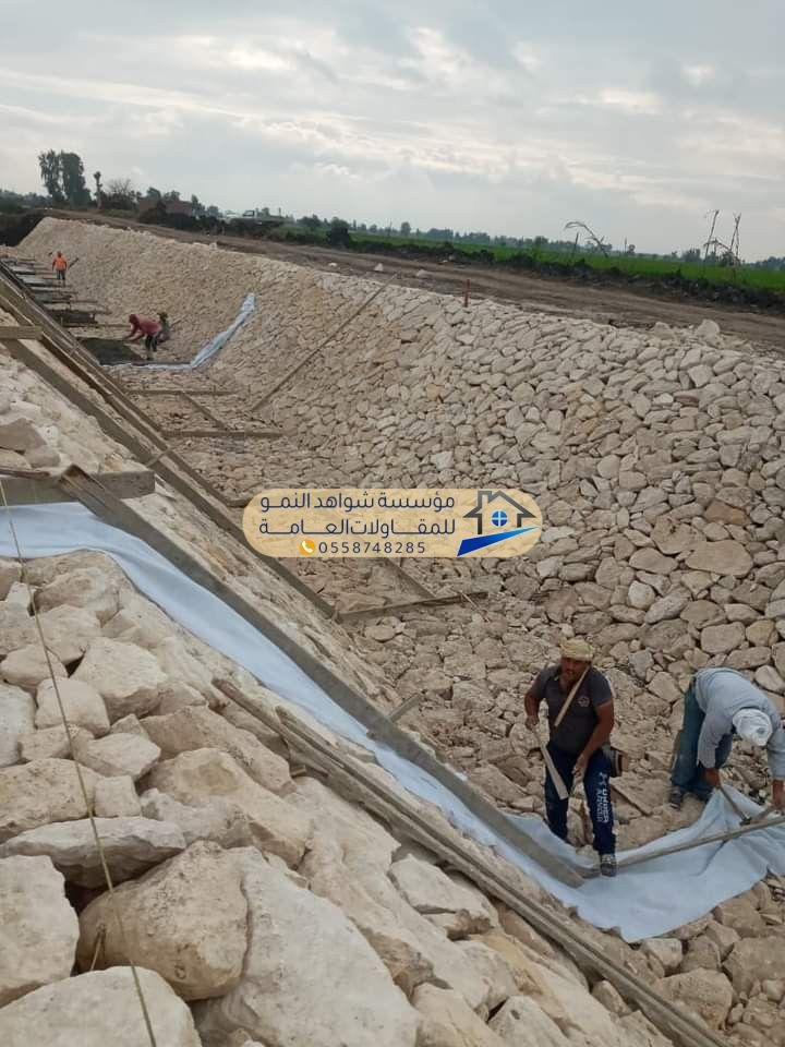 مقاول حجر ربراب يقيس واجهة المبنى