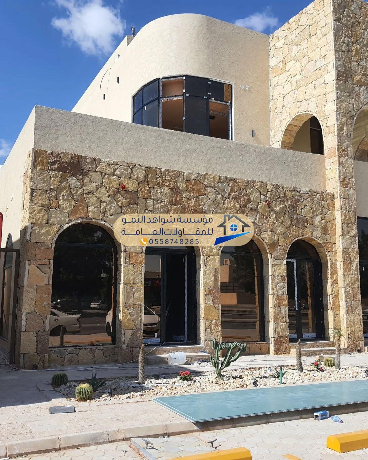 مقاول يركب حجر الربراب على واجهة مبنى