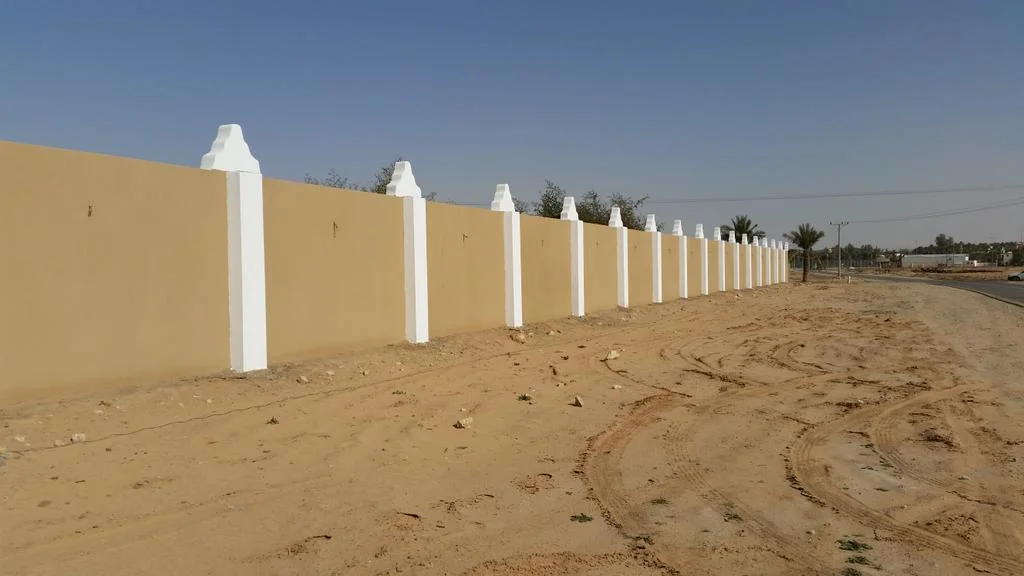 مقاول يقوم بقياس الأرض لتسويرها